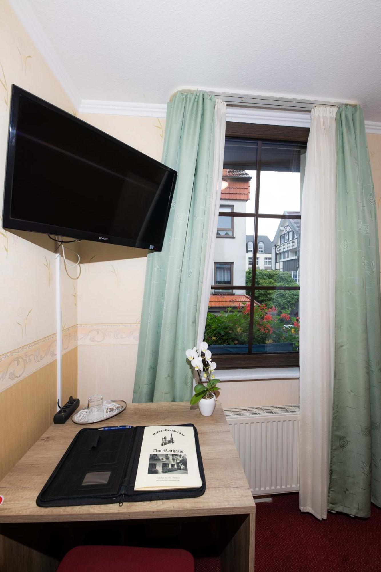Hotel Am Rathaus Менден Екстериор снимка