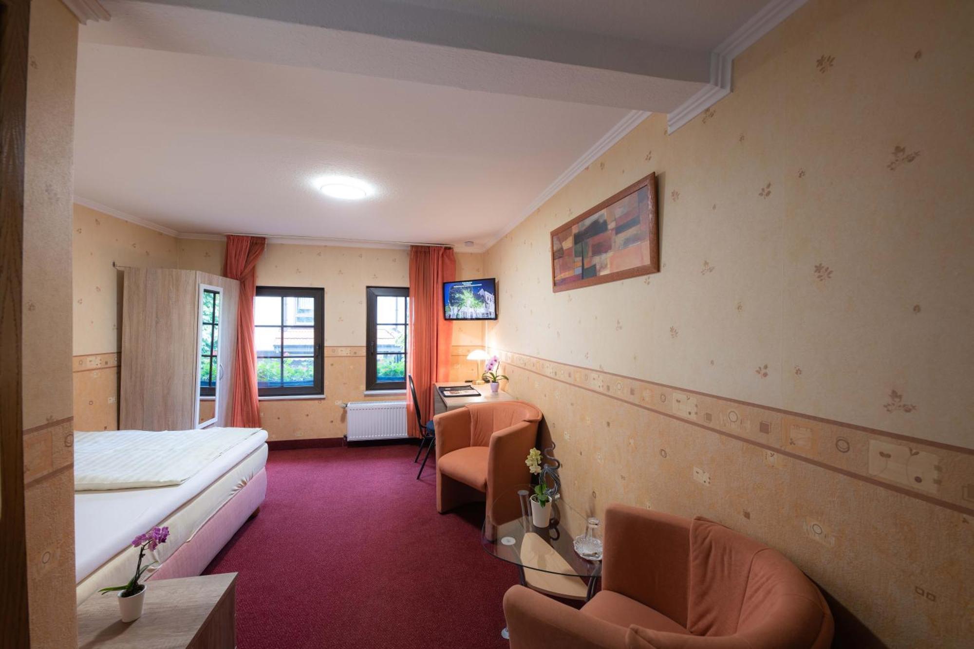 Hotel Am Rathaus Менден Екстериор снимка