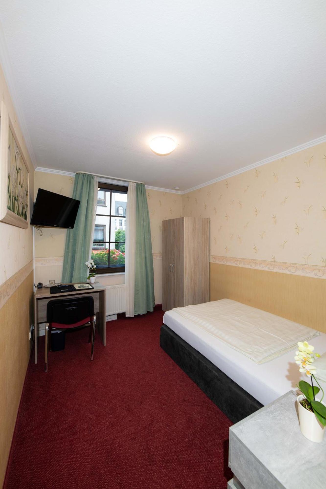 Hotel Am Rathaus Менден Екстериор снимка